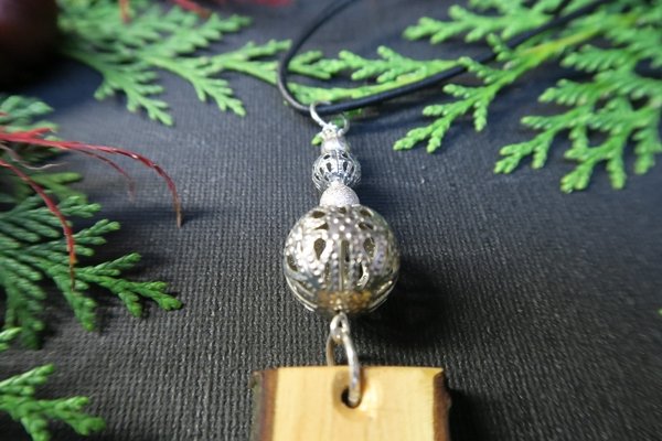 Amulett aus Kirschbaumholz " tiefe Liebe "