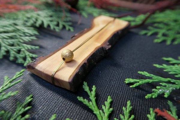 Amulett aus Kirschbaumholz " goldener Weg "