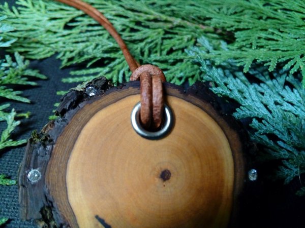 Amulett aus Birnenholz - kraftvolle Energie -