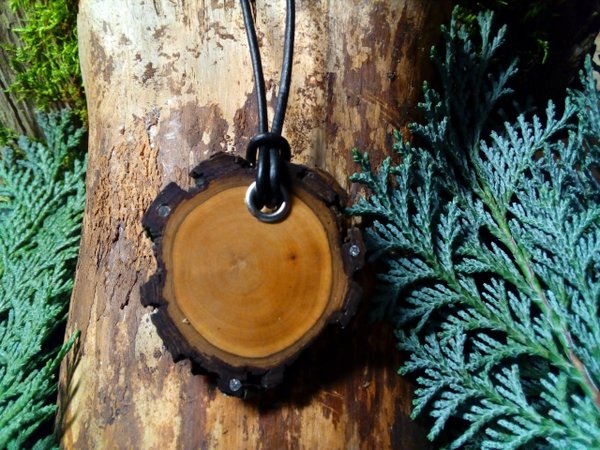 Amulett aus Birnenholz mit Swarovski  - Energie -