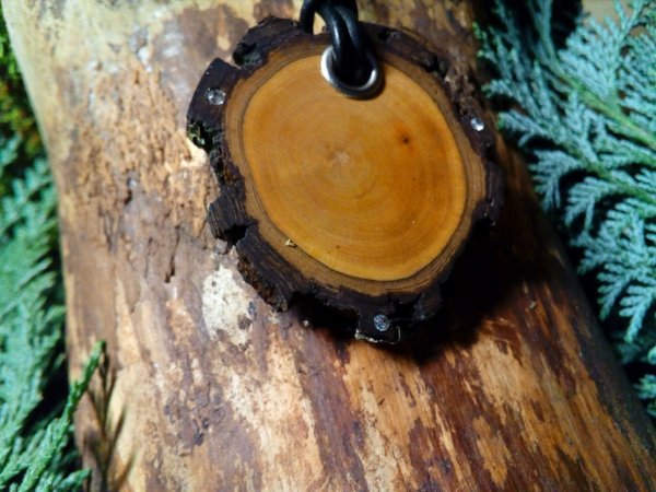 Amulett aus Birnenholz mit Swarovski  - Energie -