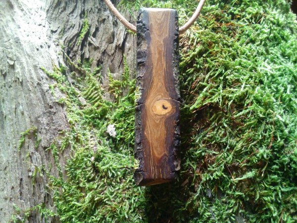Amulett aus Birnenholz   - Der Baum-