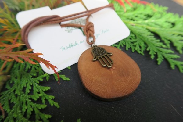Amulett aus Eichenholz mit der Hand Fatima