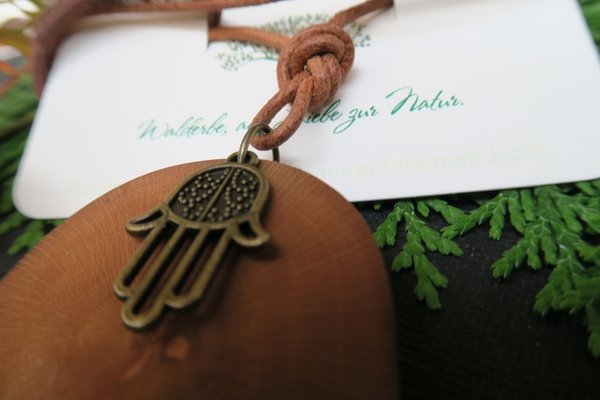 Amulett aus Eichenholz mit der Hand Fatima